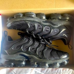 shoe type:Nike vapor maxes shoe size: 9.5